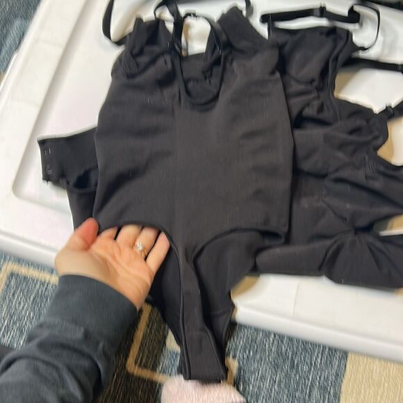 SKIMS sculpting bodysuit in onyx thong - Picture 6 of 6